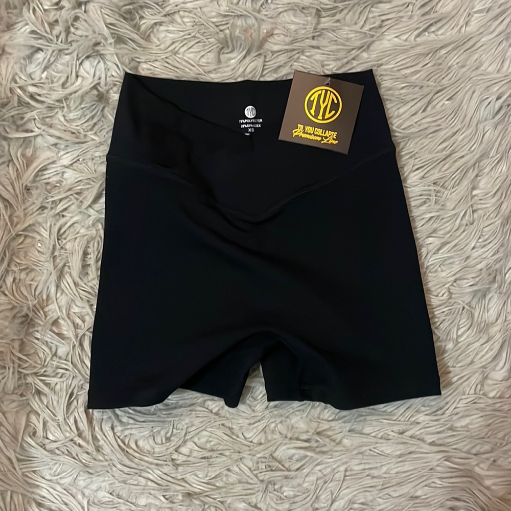 Effortless Vortex Scrunch Shorts - Black